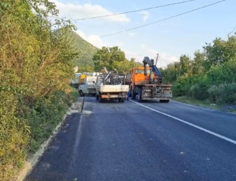 Người Serb ở Kosovo mang xe tải chặn đường quốc lộ để chống chính quyền (Ảnh: Dongfang). Người Serb ở Kosovo mang xe tải chặn đường quốc lộ để chống chính quyền (Ảnh: Dongfang).