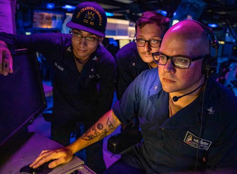 Các sĩ quan trên tàu USS Chancellorsville theo dõi tình hình qua màn hình (Ảnh: HĐ7) Các sĩ quan trên tàu USS Chancellorsville theo dõi tình hình qua màn hình (Ảnh: HĐ7)