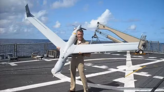 UAV chỉ nặng 20kg, một người có thể mang được (Ảnh: QQ).