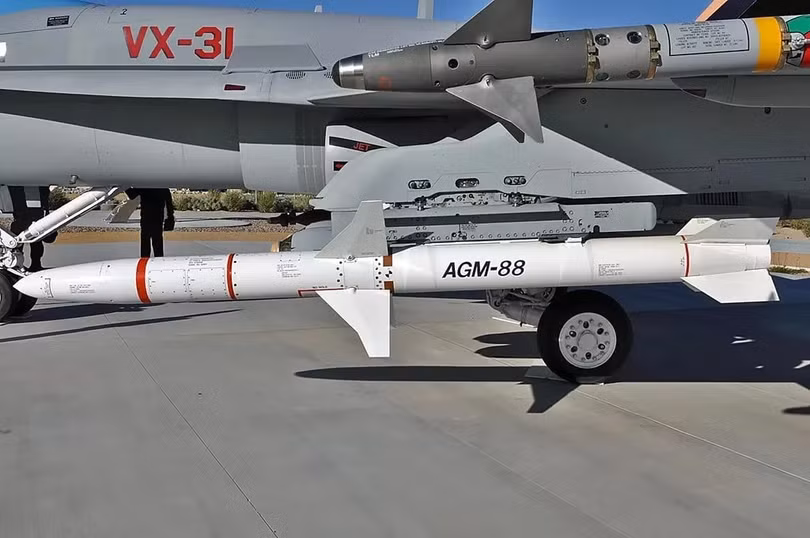 Tên lửa AGM-88 HARM lắp trên máy bay Mỹ (Ảnh: Zhihu). Tên lửa AGM-88 HARM lắp trên máy bay Mỹ (Ảnh: Zhihu).