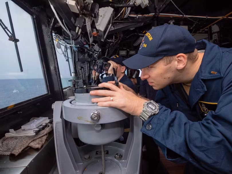 Sĩ quan trên tàu USS Chancellorsville quan sát hoạt động của PLA trên biển (Ảnh: HĐ7). Sĩ quan trên tàu USS Chancellorsville quan sát hoạt động của PLA trên biển (Ảnh: HĐ7).