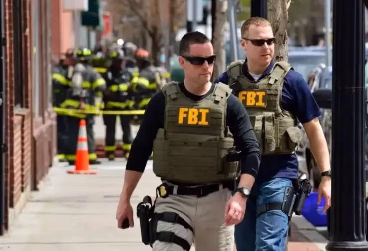 Các đặc vụ FBI mang đầy đủ vũ khí đột nhập khám xét nhà riêng ông Donald Trump (Ảnh: QQ). Các đặc vụ FBI mang đầy đủ vũ khí đột nhập khám xét nhà riêng ông Donald Trump (Ảnh: QQ).