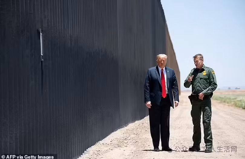 Ông Trump thị sát hàng rào biên giới Mỹ-Mexico được xây dựng nhằm ngăn người nhập cư vượt biên trái phép. Ảnh: Getty.