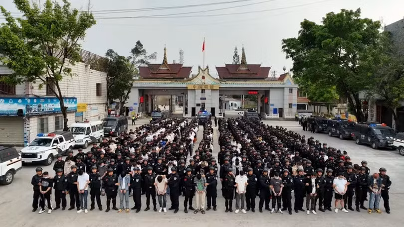 Từ 2023 đến nay, Trung Quốc đã bắt và đưa về nước 53.000 nghi phạm là công dân Trung Quốc hoạt động tại các trung tâm lừa đảo ở các nước Đông Nam Á. Ảnh: Xinhua.