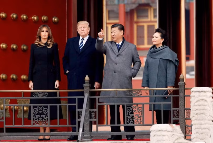 Trump tham 2017.png
