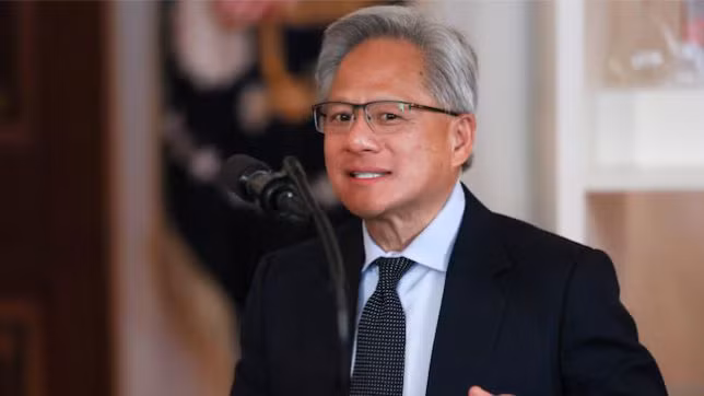 Tổng giám đốc điều hành NVIDIA Jensen Huang tham dự sự kiện 'Đầu tư vào nước Mỹ' do Tổng thống Mỹ Donald Trump tổ chức tại Washington. ẢNh: Reuters.