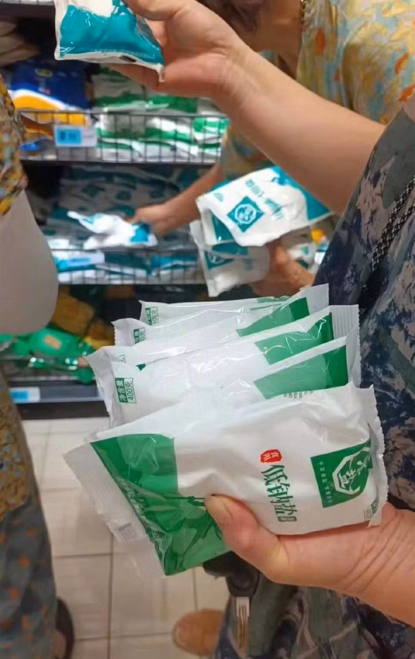Cu dan dua nhau mua muoi.jpg