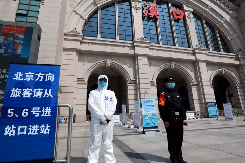 Từ ngày 8/4, thành phố Vũ Hán sẽ bỏ phong tỏa, từng bước khôi phục giao thông,nhưng có chuyên gia lo ngại dịch bệnh có thể tái bùng phát với khoảng 20 ngàn người bị bệnh không có triệu chứng. TRong ảnh: ga Hán Khẩu chuẩn bị đi vào hoạt động từ ngày mai (Ả
