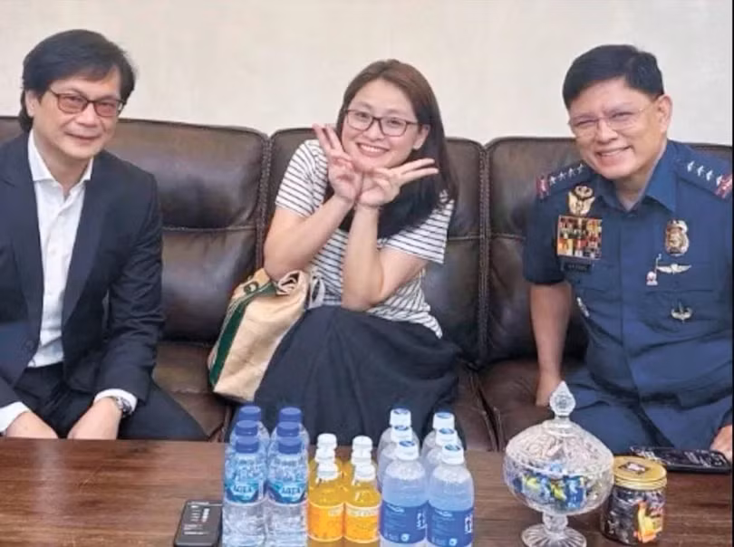 Alice Guo chup anh voi Bo truong Noi vu va Tong truong Canh sat.jpg