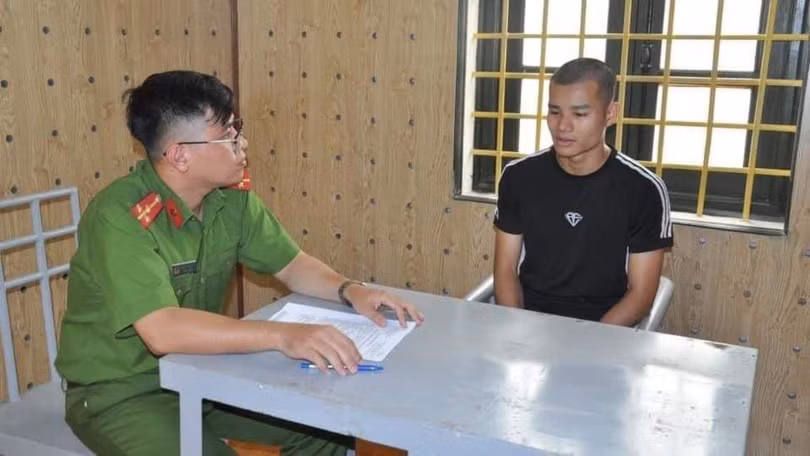 Cảnh sát làm việc với Hải idol. Ảnh: Bộ Công an.