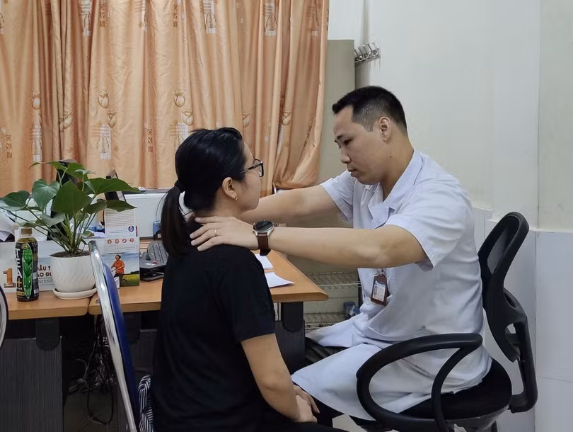 ThS. BS. Nguyễn Giang Nam đang khám cho bệnh nhân L. sau khi chị L. chữa bệnh tại nhà thầy lang. 