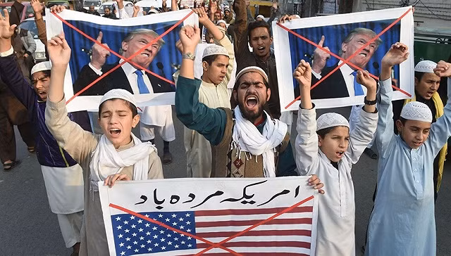 Biểu tình chống Mỹ ở Pakistan sau khi Mỹ tuyên bố cắt viện trợ Biểu tình chống Mỹ ở Pakistan sau khi Mỹ tuyên bố cắt viện trợ