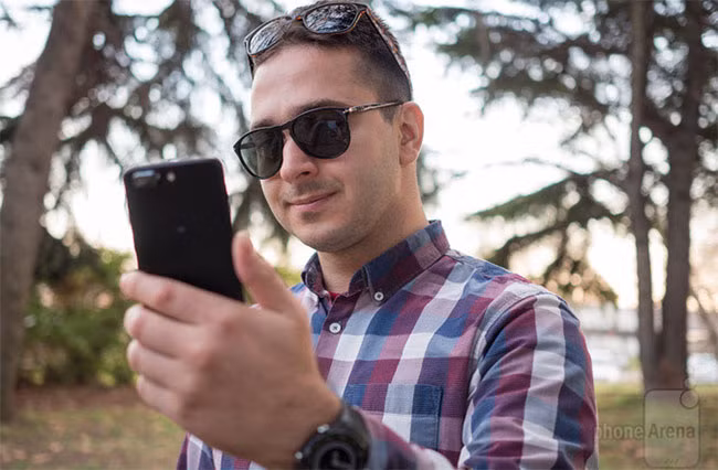 Smartphone nào có tính năng mở khóa bằng khuôn mặt chuẩn nhất? ảnh 3