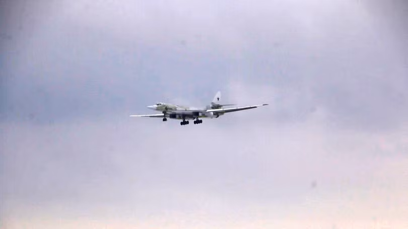 Chiếc Tu-160M bay thử nghiệm hạ cánh sau chuyến bay thử nghiệm kéo dài 2h20 phút (Ảnh: Guancha).
