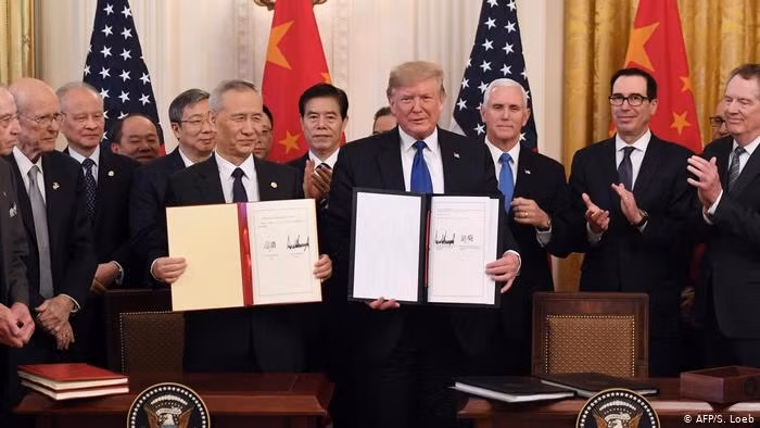 Tổng thống Donald Trump và Phó Thủ tướng Lưu Hạc ký Hiệp định thương mại Mỹ - Trung giai đoạn đầu tại Nhà Trắng (Ảnh: Deutsche Welle). Tổng thống Donald Trump và Phó Thủ tướng Lưu Hạc ký Hiệp định thương mại Mỹ - Trung giai đoạn đầu tại Nhà Trắng (Ảnh: Deutsche Welle).