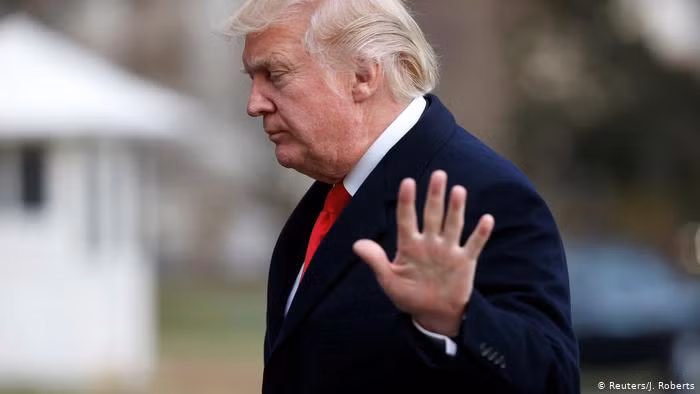 Nếu thua cuộc, liệu ông Donald Trump có chuyển giao quyền lực hòa bình hay không vẫn là tiêu điểm được quan tâm (Ảnh: Deutsche Welle). Nếu thua cuộc, liệu ông Donald Trump có chuyển giao quyền lực hòa bình hay không vẫn là tiêu điểm được quan tâm (Ảnh: Deutsche Welle).