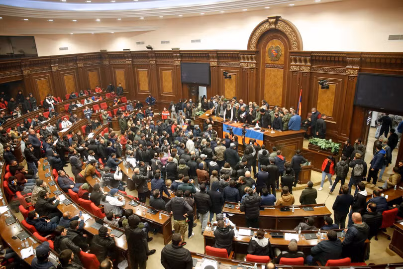 Người biểu tình Armenia chiếm giữ Quốc hội phản đối ký thỏa thuận ngừng bắn với Azerbaijan (Ảnh: AP). Người biểu tình Armenia chiếm giữ Quốc hội phản đối ký thỏa thuận ngừng bắn với Azerbaijan (Ảnh: AP).