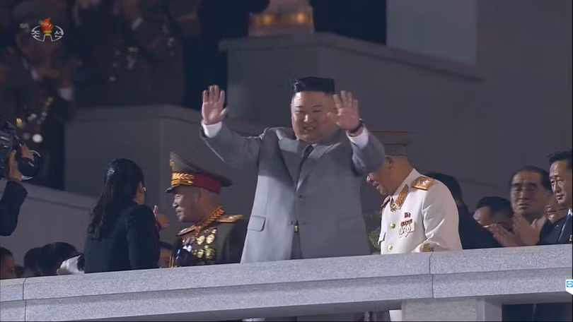 Tại cuộc diễu binh hôm 10/10, bà Hyon Song-wol sắp xếp các việc trên lễ đài (Ảnh: Reuters).
