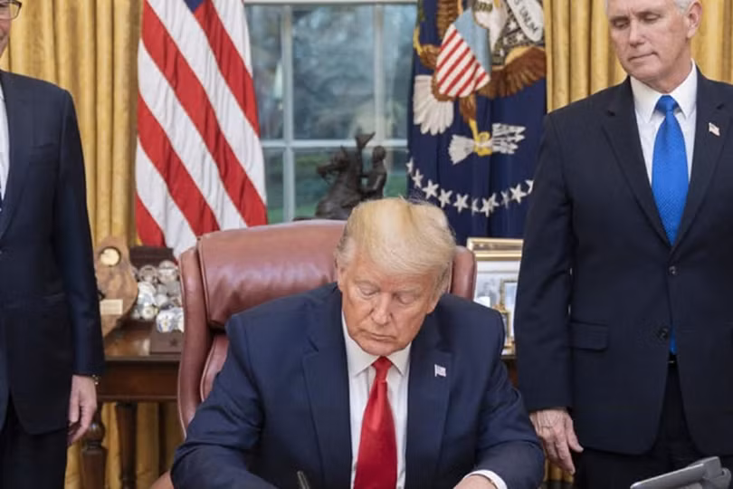 Ngày 12/11, Tổng thống Mỹ Donald Trump đã ký Mệnh lệnh hành pháp cấm các công ty, thực thể và cá nhân Mỹ đầu tư vào 31 công ty được cho là có liên quan đến PLA (Ảnh: Getty).