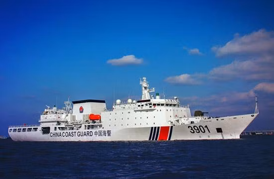 Một trong hai con tàu cảnh sát biển cỡ vạn tấn được trang bị pháo hạm của Trung Quốc (Ảnh: Sina).