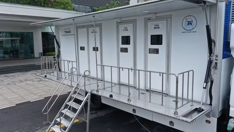 THACO đã thiết kế lại thùng xe thành 3 phòng chức năng, gồm: phòng siêu âm, phòng kỹ thuật viên và phòng chụp X-quang THACO đã thiết kế lại thùng xe thành 3 phòng chức năng, gồm: phòng siêu âm, phòng kỹ thuật viên và phòng chụp X-quang