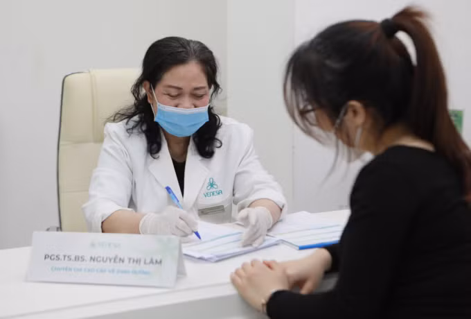 Khách hàng Venesa Việt Nam đang được tư vấn dinh dưỡng cùng PGS.TS.BS Nguyễn Thị Lâm - Nguyên phó Viện trưởng Viện dinh dưỡng quốc gia. Khách hàng Venesa Việt Nam đang được tư vấn dinh dưỡng cùng PGS.TS.BS Nguyễn Thị Lâm - Nguyên phó Viện trưởng Viện dinh dưỡng quốc gia.