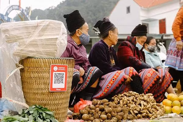 Điểm chấp nhận thanh toán Mobile Money tại một phiên chợ vùng cao.