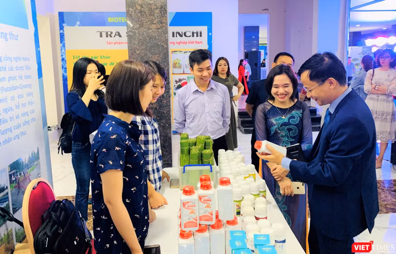 Nơi trưng bày sản phẩm của Viện Hàn lâm KH&CN VIệt Nam thu hút sự chú ý của mọi người