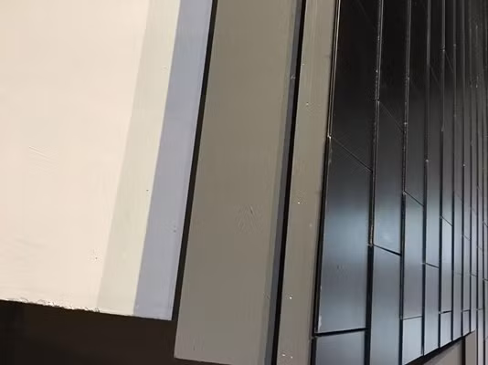 Mái nhà có tích hợp tấm năng lượng mặt trời. Mái nhà có tích hợp tấm năng lượng mặt trời.