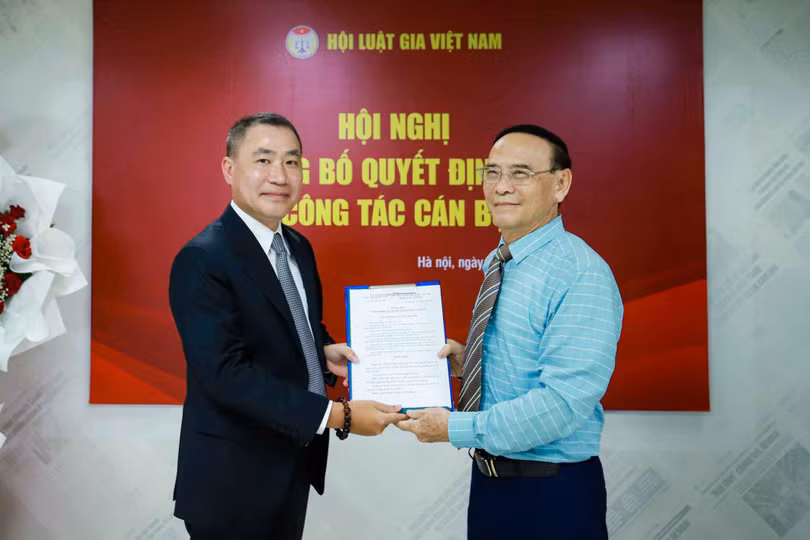 ong-Pham-Quoc-Huy-giu-chuc-Tong-bien-tap-Tap-chi-doi-song-va-Phap-luat-438125012_1517547792505714_4893708135864848359_n-1718341350-701-width2048height1365.jpg