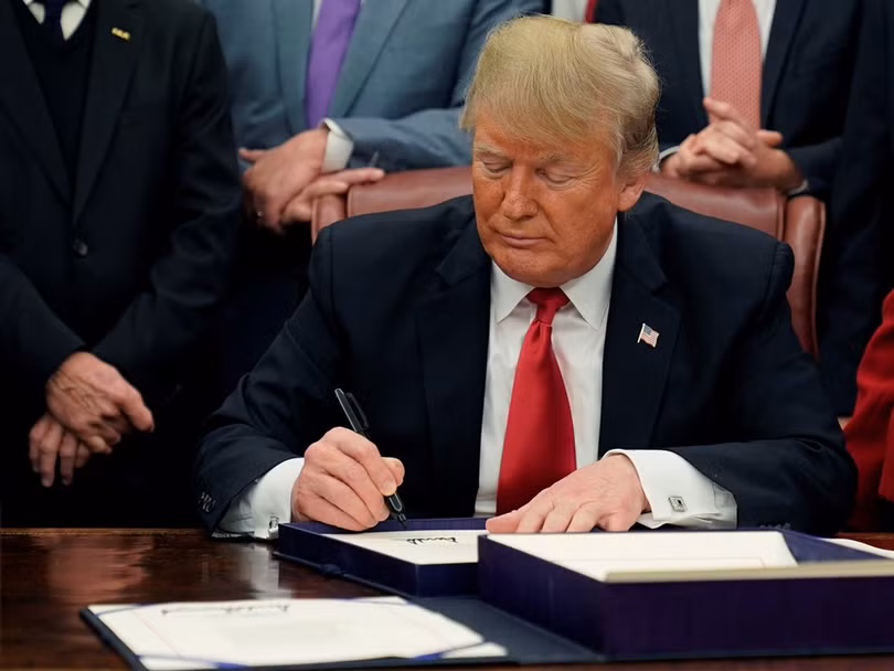 Ông Donald Trump ký Đạo luật sáng kiến tái bảo đảm Châu Á với cam kết: Mỹ sẽ tiếp tục định kỳ bán vũ khí phòng ngự cho Đài Loan để đối phó lại sự uy hiếp từ Trung Quốc Đại Lục.