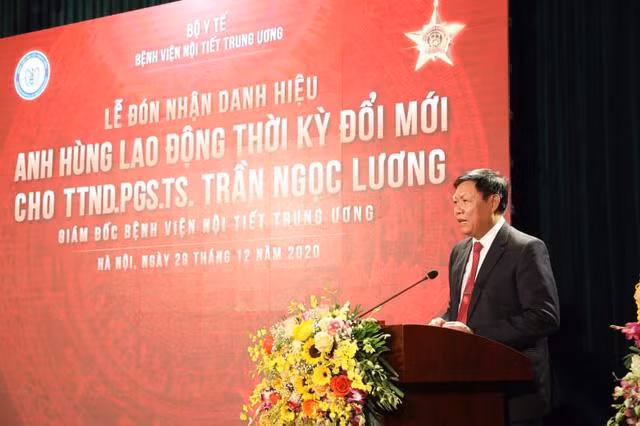 Thứ trưởng Bộ Y tế Đỗ Xuân Tuyên đánh giá cao những đóng góp trong chuyên môn và quản lý của TTND. PGS. TS. Trần Ngọc Lương
