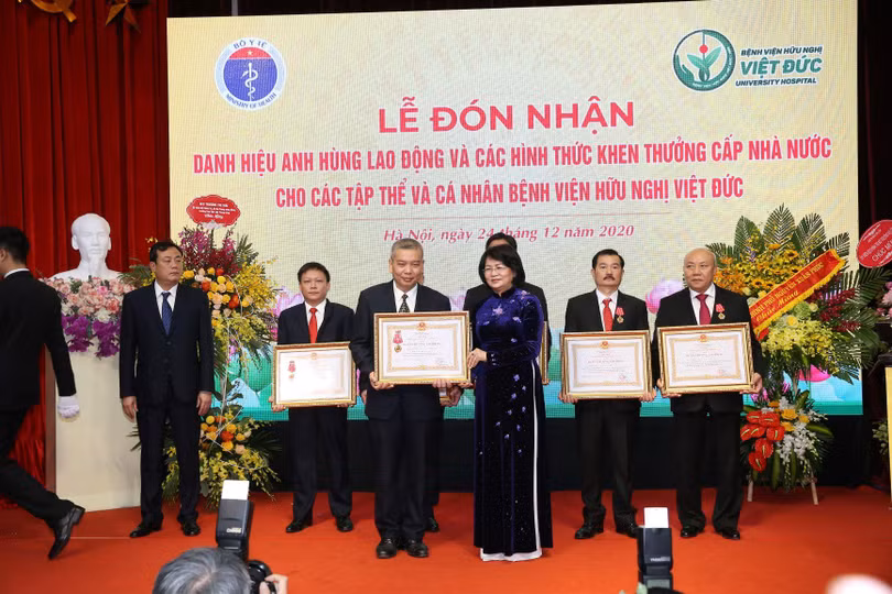 Phó Chủ tịch nước trao Huân chương Lao động hạng Ba cho Trung tâm Tim mạch và Lồng ngực Phó Chủ tịch nước trao Huân chương Lao động hạng Ba cho Trung tâm Tim mạch và Lồng ngực