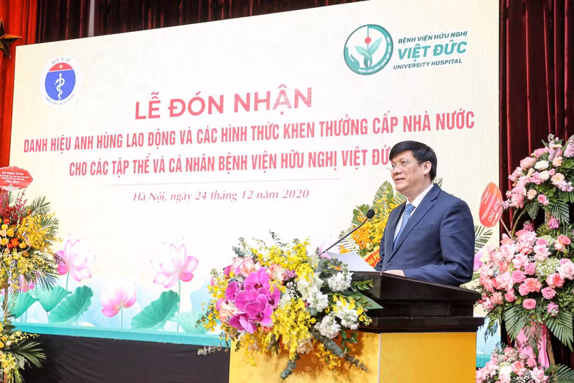 Bộ trưởng Bộ Y tế Nguyễn Thanh Long đánh giá cao nỗ lực mà các thế thệ thầy thuốc BV Hữu nghị Việt Đức đạt được Bộ trưởng Bộ Y tế Nguyễn Thanh Long đánh giá cao nỗ lực mà các thế thệ thầy thuốc BV Hữu nghị Việt Đức đạt được