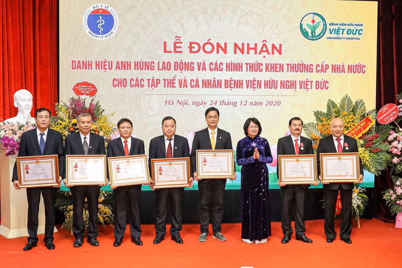 Phó Chủ tịch nước Đặng Thị Ngọc Thịnh trao Huân chương Lao động cho các tập thể, cá nhân có thành tích xuất sắc Phó Chủ tịch nước Đặng Thị Ngọc Thịnh trao Huân chương Lao động cho các tập thể, cá nhân có thành tích xuất sắc