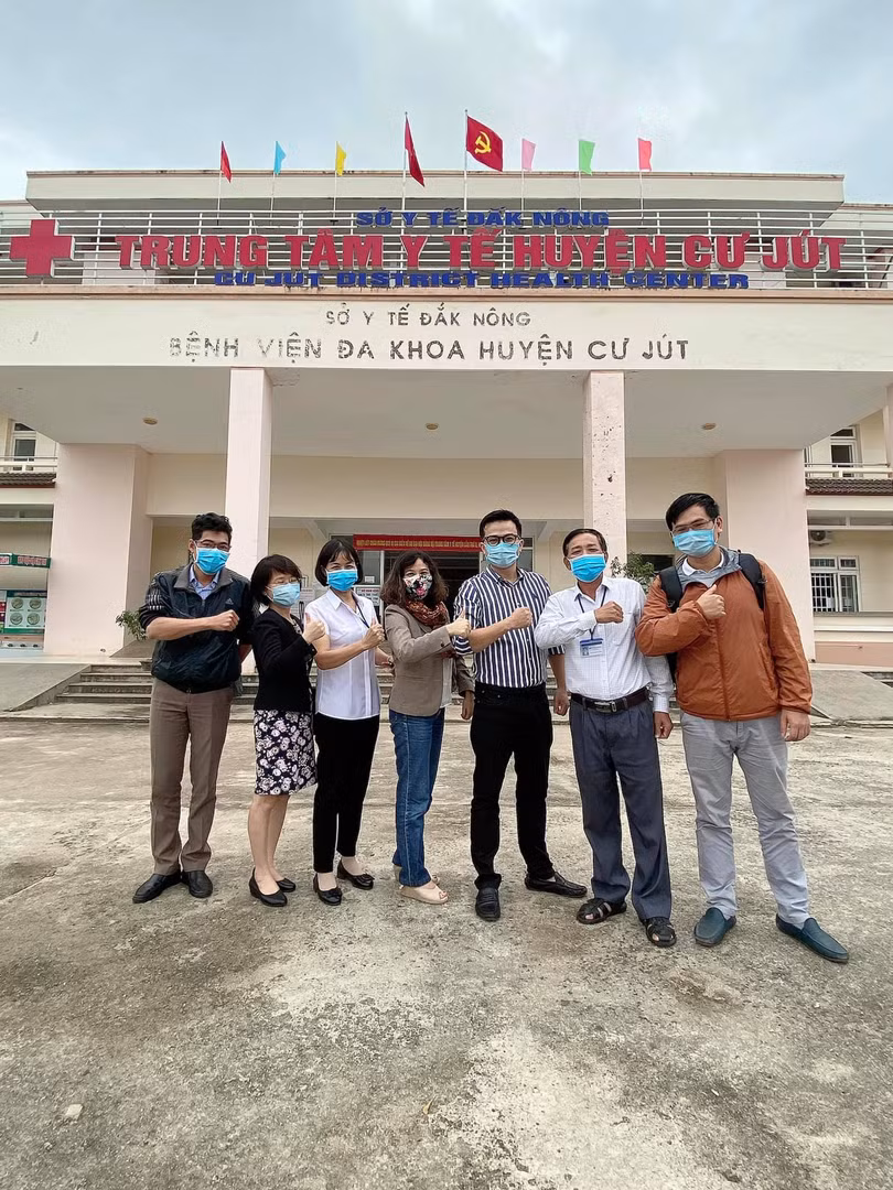 PGS.TS Trần Xuân Bách (thứ ba từ phải sang) trong chuyến công tác ở vùng cao đầu tháng 12/2020 (ảnh T.B)
