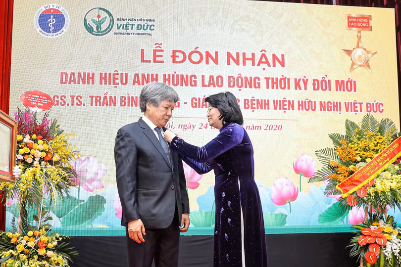 Phó Chủ tịch nước Đặng Thị Ngọc Thịnh trao danh hiệu AHLĐ cho GS.TS. Trần Bình Giang Phó Chủ tịch nước Đặng Thị Ngọc Thịnh trao danh hiệu AHLĐ cho GS.TS. Trần Bình Giang
