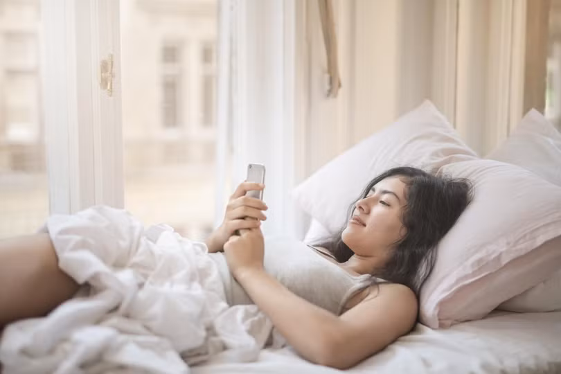 Các nhà khoa học khuyên người dùng nên tắt smartphone trong khi ngủ Mối nguy chết người từ thói quen sạc điện thoại khi đi ngủ nhiều người đang mắc phải - Ảnh 4.