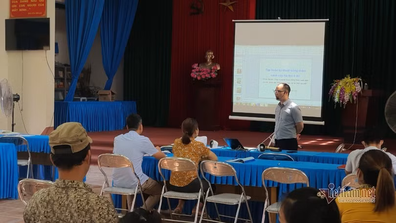 Cán bộ khuyến nông huyện Võ Nhai phổ biến kiến thức về trồng cây dược liệu cho bà con qua màn hình trình chiếu tại hội trường xã