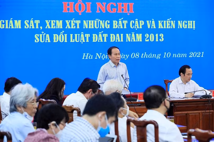Các đại biểu tại hội nghị giám sát, xem xét những bất cập và kiến nghị sửa đổi Luật Đất đai năm 2013 do Ủy ban Trung ương MTTQ Việt Nam tổ chức ngày 8-10. Ảnh: CHÂN LUẬN