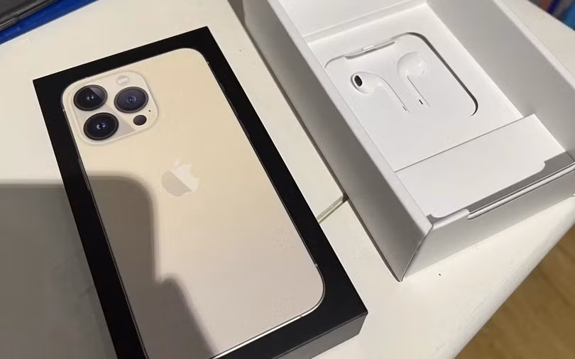 Apple vẫn đưa tai nghe EarPods vào bao bì iPhone 13 tại Pháp. (Ảnh: MacRumors)