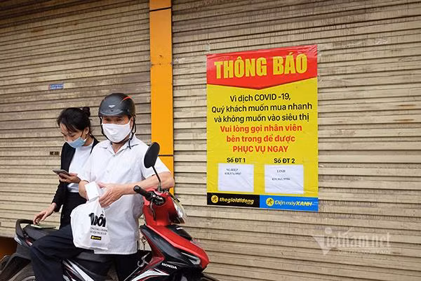 Ảnh hưởng của dịch Covid-19 khiến nhiều cửa hàng Thế giới di động phải đóng cửa để thực hiện yêu cầu giãn cách xã hội. Ảnh: Trọng Đạt
