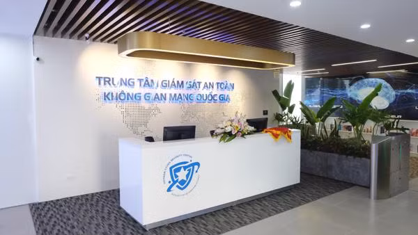 Trung tâm Giám sát an toàn không gian mạng quốc gia (National Cyber Security Center - NCSC) là cơ quan có chức năng giám sát, hỗ trợ bảo đảm ATTT cho người dân, doanh nghiệp và các hệ thống thông tin của Đảng, Nhà nước. Ảnh: Trọng Đạt Trung tâm Giám sát an toàn không gian mạng quốc gia (National Cyber Security Center - NCSC) là cơ quan có chức năng giám sát, hỗ trợ bảo đảm ATTT cho người dân, doanh nghiệp và các hệ thống thông tin của Đảng, Nhà nước. Ảnh: Trọng Đạt