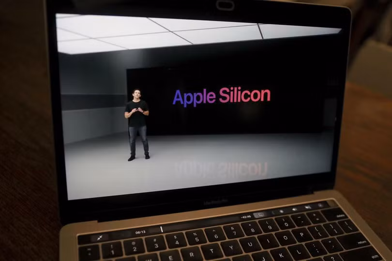 John Ternus, Phó chủ tịch kỹ thuật phần cứng của Apple Inc., giới thiệu tính năng các mẫu Macbook mới