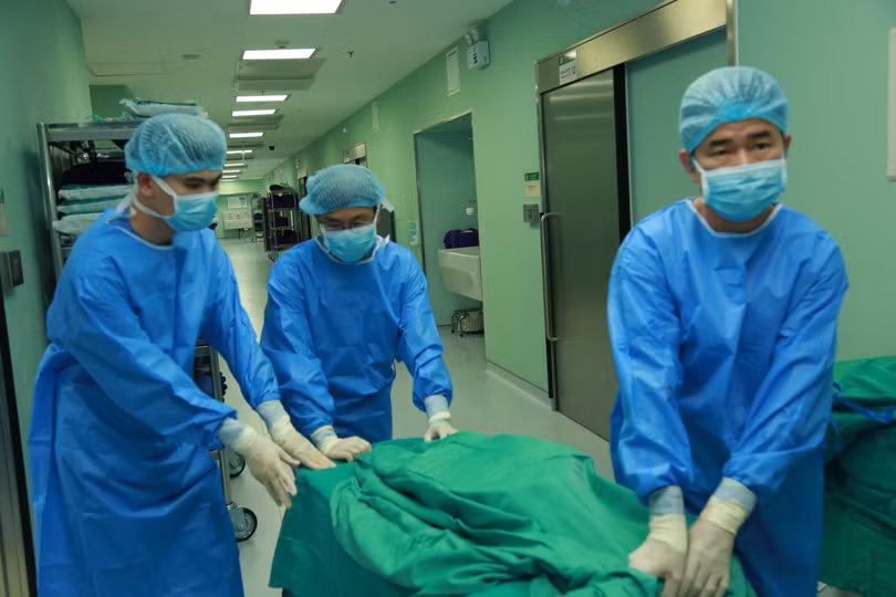 Vận chuyển tạng cho người nhận ở Bệnh viện Chợ Rẫy.JPG