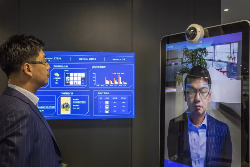 Xu Li, CEO của SenseTime, nhận diện bằng hệ thống nhận diện khuôn mặt của công ty. Ảnh: Bloomberg Xu Li, CEO của SenseTime, nhận diện bằng hệ thống nhận diện khuôn mặt của công ty. Ảnh: Bloomberg