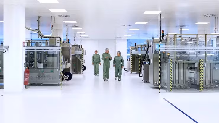 Các kỹ sư của Novartis tại cơ sở đóng gói. Ảnh: Novartis Các kỹ sư của Novartis tại cơ sở đóng gói. Ảnh: Novartis