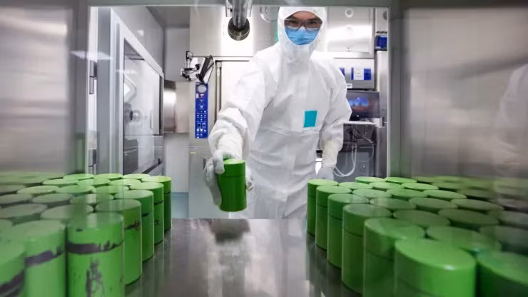Nhà khoa học của Novartis trong phòng thí nghiệm đóng gói vật liệu để vận chuyển. Ảnh: Novartis Nhà khoa học của Novartis trong phòng thí nghiệm đóng gói vật liệu để vận chuyển. Ảnh: Novartis