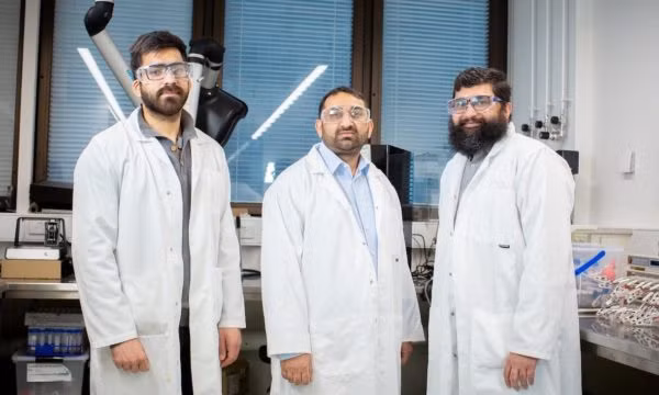 Nghiên cứu sinh TS Suraj Loomba, TS Nasir Mahmood và TS Muhammad Waqas Khan thuộc Đại học RMIT. Ảnh: RMIT Nghiên cứu sinh TS Suraj Loomba, TS Nasir Mahmood và TS Muhammad Waqas Khan thuộc Đại học RMIT. Ảnh: RMIT