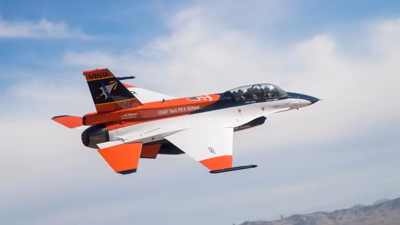 X-62A VISTA bay qua Căn cứ Không quân Edwards, California, Mỹ. Ảnh: Lực lượng Không quân Mỹ, Christian Turner/DARPA.